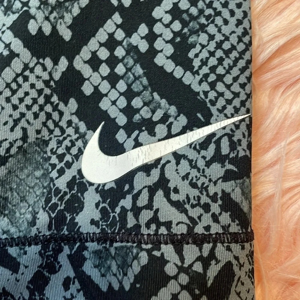 Nike Pro Gray & Black Snakeskin‎ Cropped Leggings Size Small